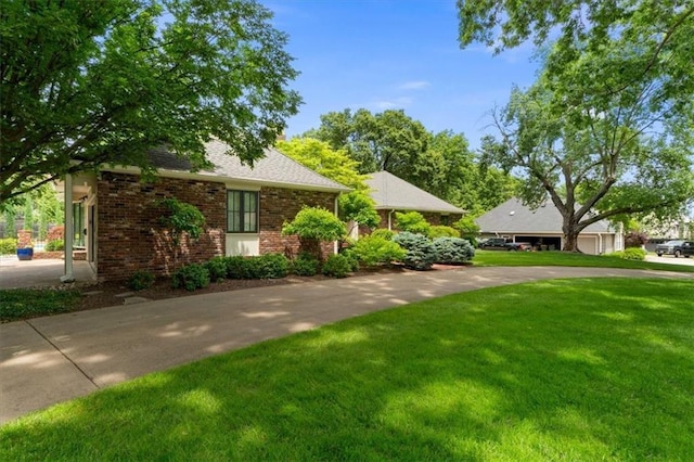 2210 W 69th Ter, Mission Hills, KS 66208 - view of front facade with a front yard and brick siding