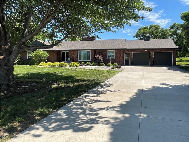 1211 N 6th St, Hiawatha, KS 66434 - single story home with a garage, brick siding, and a front yard