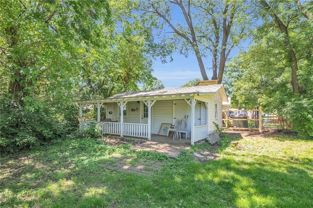 10916 Grandview Rd, Kansas City, MO 64137 - view of front facade featuring a porch and a front yard