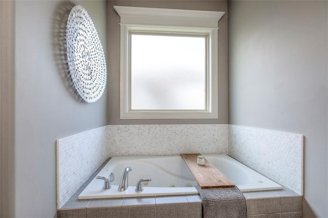 1644 Woodland Shores Cir, Lees Summit, MO 64086 - full bath featuring a whirlpool tub
