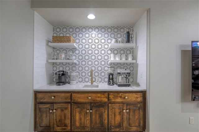 1644 Woodland Shores Cir, Lees Summit, MO 64086 - indoor wet bar featuring backsplash and recessed lighting