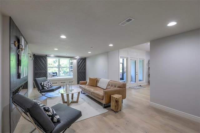1644 Woodland Shores Cir, Lees Summit, MO 64086 - living room featuring recessed lighting, light wood-type flooring, and baseboards