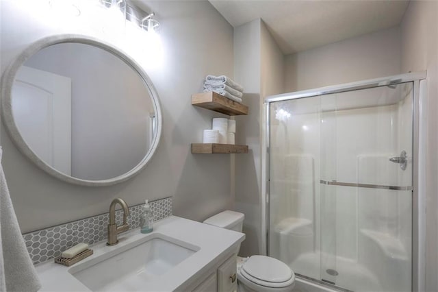 1644 Woodland Shores Cir, Lees Summit, MO 64086 - full bath featuring a stall shower, vanity, toilet, and tasteful backsplash