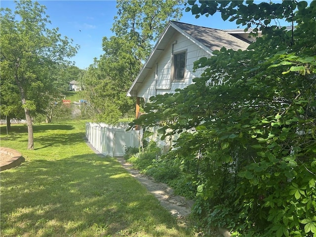 5365 Saratoga Dr, Mclouth, KS 66054 - view of side of property featuring a shingled roof