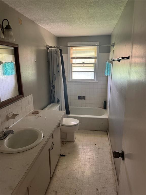 8724 N Jefferson St, Kansas City, MO 64155 - full bathroom with a textured ceiling, vanity, shower / bath combination with curtain, and toilet