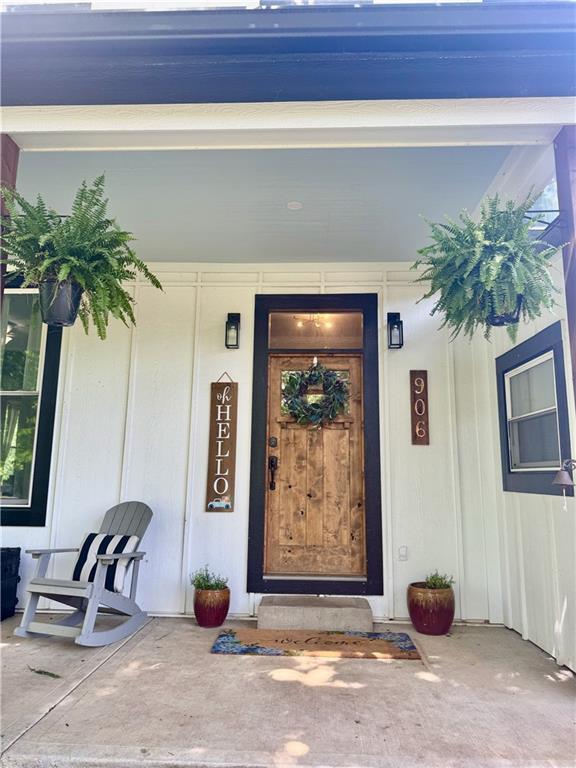 906 E Piankishaw St, Paola, KS 66071 - view of exterior entry with covered porch