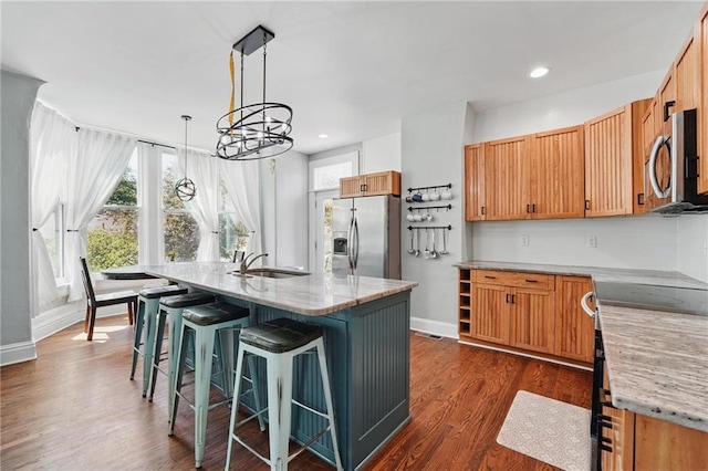 906 E Piankishaw St, Paola, KS 66071 - kitchen featuring stainless steel appliances, a sink, a chandelier, baseboards, and recessed lighting