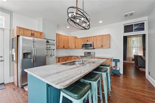 906 E Piankishaw St, Paola, KS 66071 - kitchen with stainless steel appliances, a sink, dark wood finished floors, a chandelier, and recessed lighting