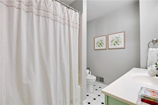 6016 W 85th St, Overland Park, KS 66207 - full bathroom with toilet, vanity, and shower / bath combo with shower curtain