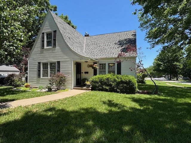 217 5th St, Burlington, KS 66839 - view of front of house with a front yard and roof with shingles