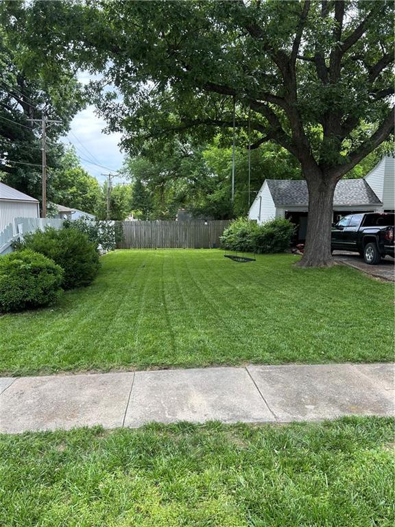 217 S 5th St, Burlington, KS 66839 - view of yard