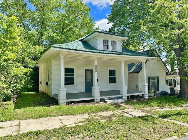 206 S Main St, Trenton, MO 64683 - bungalow-style home with a porch and metal roof