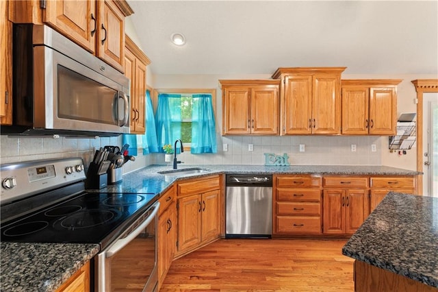 3223 SW Amber Ct, Lees Summit, MO 64082 - kitchen featuring stainless steel appliances, a sink, light wood finished floors, tasteful backsplash, and recessed lighting