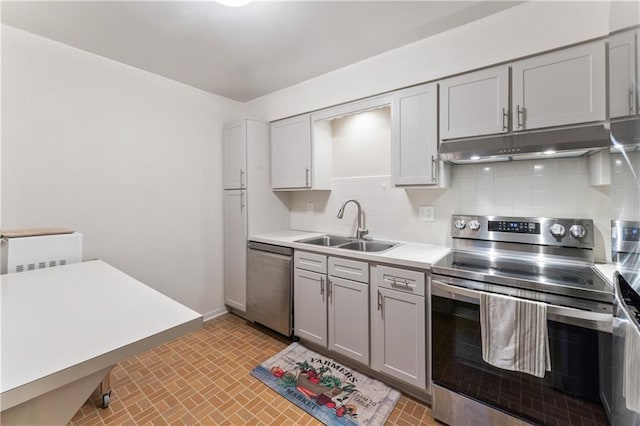 7616 W 59th Ter Unit 37, Overland Park, KS 66202 - kitchen with stainless steel appliances, under cabinet range hood, a sink, tasteful backsplash, and light countertops