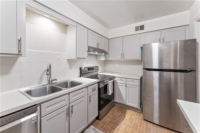 7616 W 59th Ter Unit 37, Overland Park, KS 66202 - kitchen with stainless steel appliances, under cabinet range hood, a sink, and light countertops
