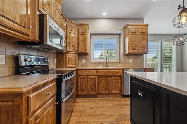 4528 N 108th St, Kansas City, KS 66109 - kitchen with stainless steel appliances, a sink, healthy amount of natural light, decorative backsplash, and recessed lighting