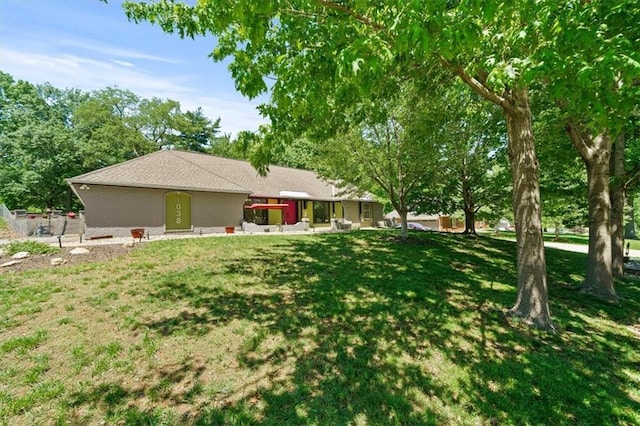 1038 N Woodland Ct, Oakwood, MO 64118 - back of property featuring a yard