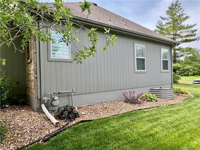 1402 NW Cedar Ct, Grain Valley, MO 64029 - view of side of property featuring roof with shingles and a yard