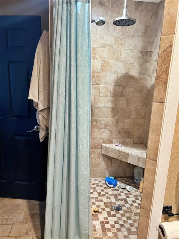 400 S 7th St, Arma, KS 66712 - full bath featuring tiled shower