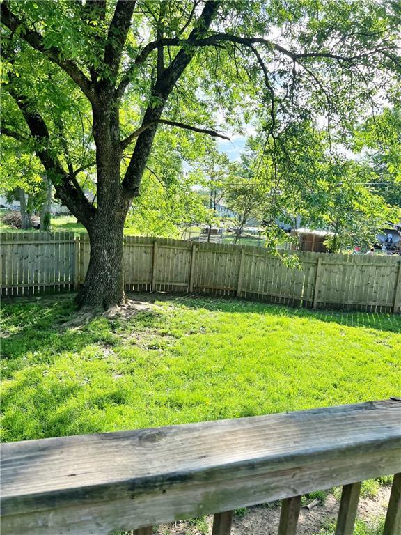 400 S 7th St, Arma, KS 66712 - view of yard