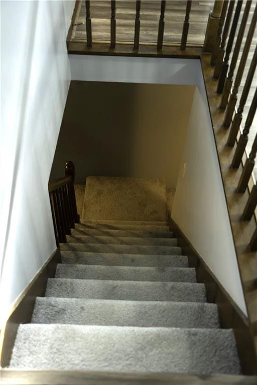 1015 S Elm St, Ottawa, KS 66067 - view of staircase
