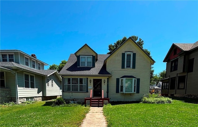611 W Main St, Chanute, KS 66720 - view of front of home featuring a front lawn and roof with shingles