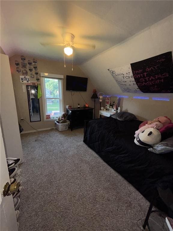 611 W Main St, Chanute, KS 66720 - carpeted bedroom with lofted ceiling and a ceiling fan