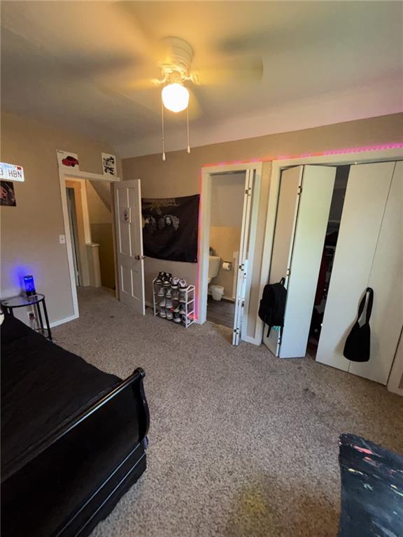 611 W Main St, Chanute, KS 66720 - bedroom with carpet, ensuite bathroom, ceiling fan, and a closet