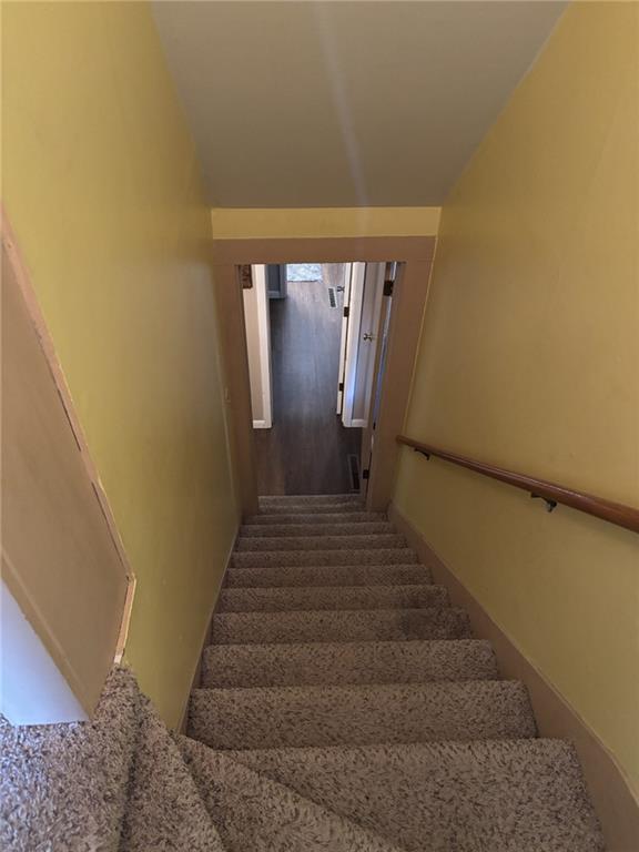 611 W Main St, Chanute, KS 66720 - view of staircase