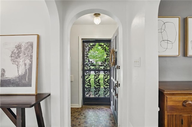 440 E 74th Ter, Kansas City, MO 64131 - entryway featuring arched walkways and baseboards