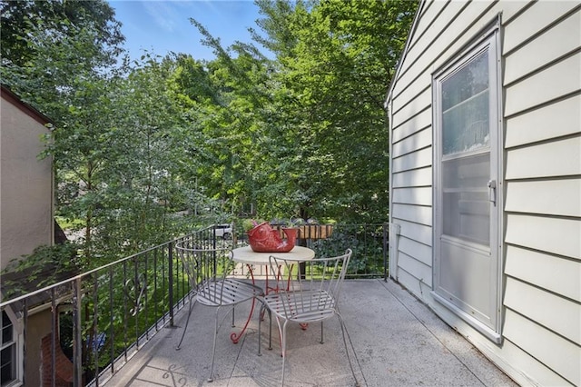 440 E 74th Ter, Kansas City, MO 64131 - view of balcony