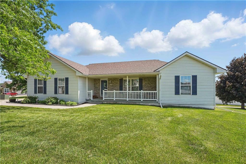 2109 Bradford Pl, Excelsior Springs, MO 64024 - ranch-style home with a porch and a front yard