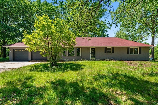2081 Willow Ln, Excelsior Springs, MO 64024 - single story home featuring concrete driveway, an attached garage, and a front lawn