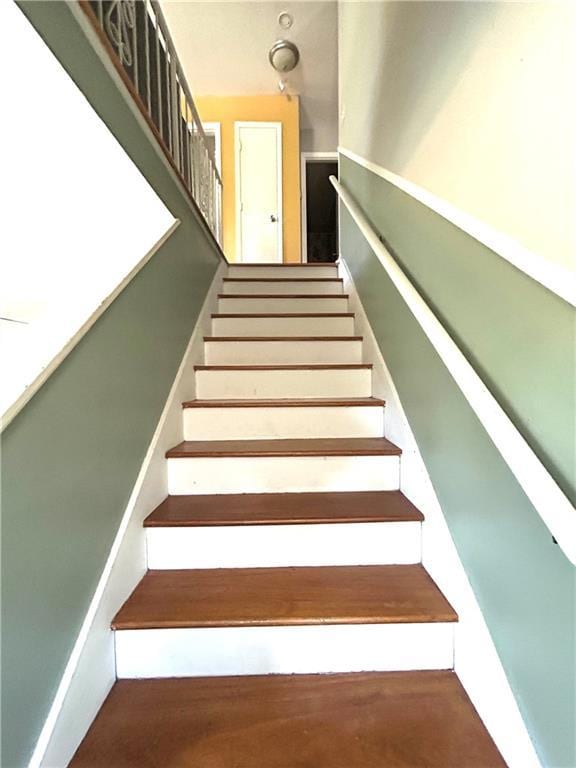 3408 67th St, Kansas City, MO 64119 - view of stairs