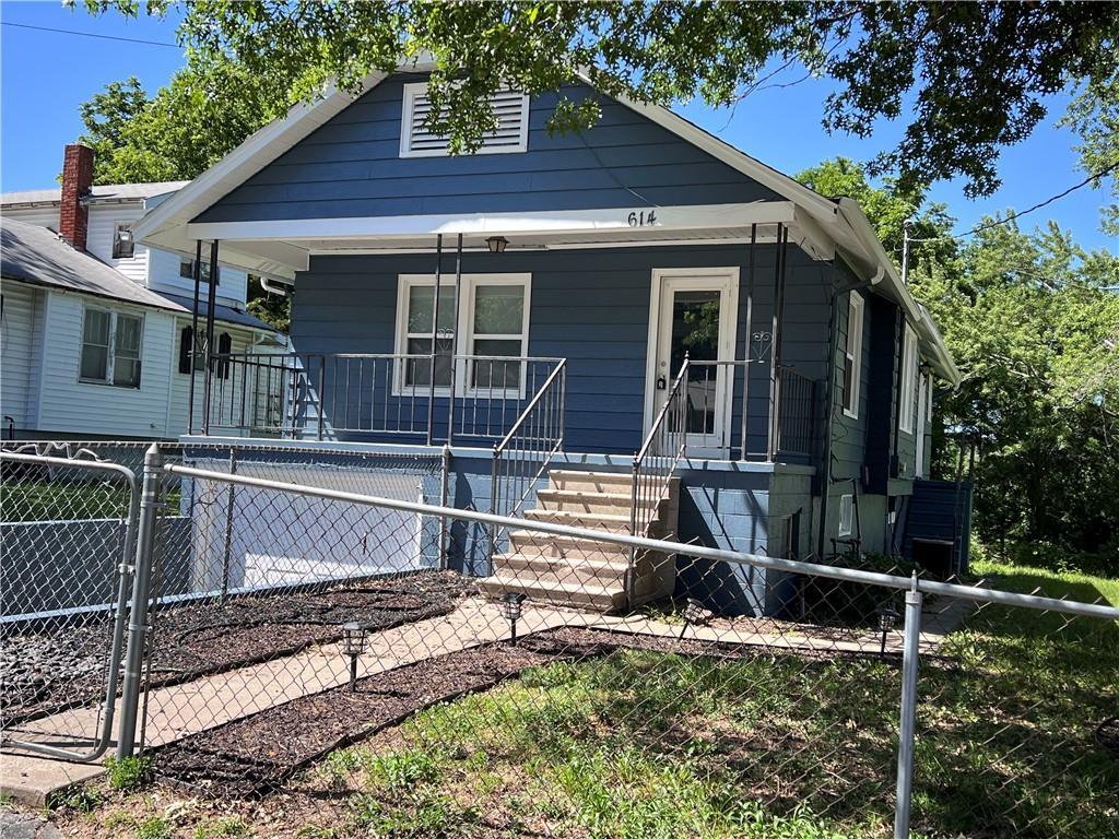 614 E Lexington St, Independence, MO 64050 - shotgun-style home featuring covered porch