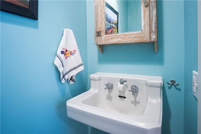 1633 Summit St, Kansas City, MO 64108 - half bathroom featuring a sink