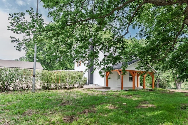 23852 Haigwood Rd, Tonganoxie, KS 66086 - view of grassy yard with a porch
