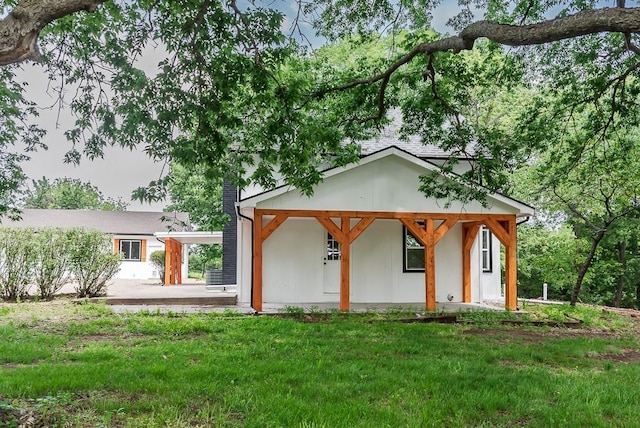 23852 Haigwood Rd, Tonganoxie, KS 66086 - rear view of property with a lawn