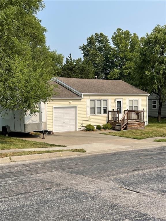 106 S Washington Ave, Knob Noster, MO 65336 - view of front of home with a garage and concrete driveway