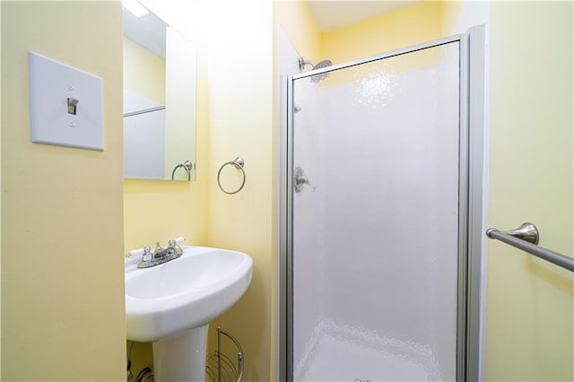 502 Vine St, Leavenworth, KS 66048 - full bath featuring a stall shower and a sink