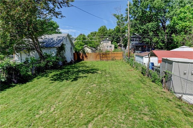 302 N Brighton Ave, Kansas City, MO 64123 - view of yard