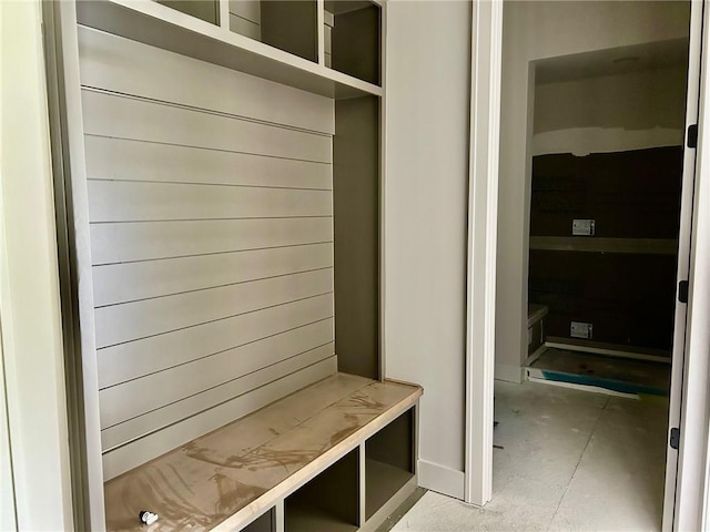 10401 W 151st Pl, Overland Park, KS 66221 - mudroom featuring baseboards