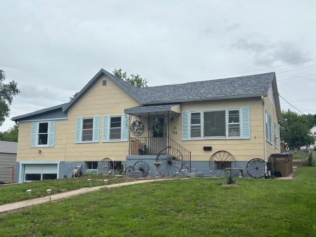 1119 Mound St, Atchison, KS 66002 - view of front facade featuring a front lawn and roof with shingles