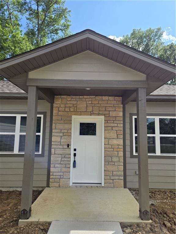 1101 Lakewood Dr, Pittsburg, KS 66762 - property entrance featuring roof with shingles