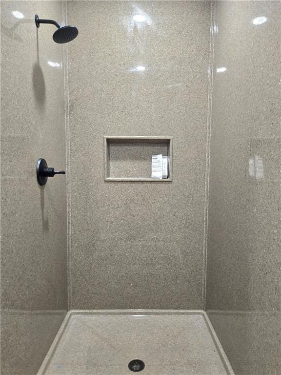 1101 Lakewood Dr, Pittsburg, KS 66762 - bathroom featuring a tile shower