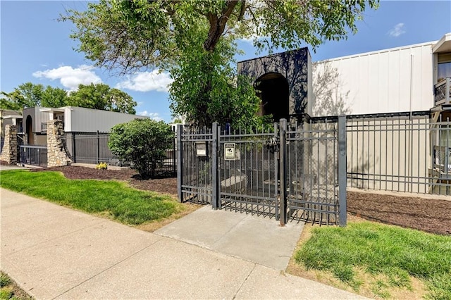 4157 Roanoke Rd Unit 2, Kansas City, MO 64111 - view of gate