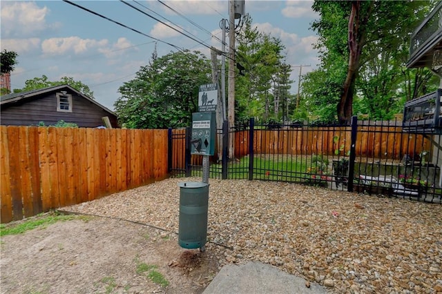 4157 Roanoke Rd Unit 2, Kansas City, MO 64111 - view of fenced yard