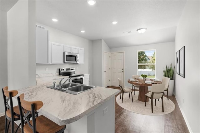 551 W Fountain St, Gardner, KS 66030 - kitchen with stainless steel appliances, a sink, dark wood-style floors, baseboards, and recessed lighting