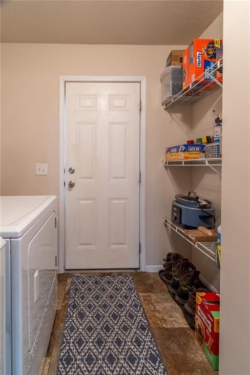 2943 NE Turkey Rd, Breckenridge, MO 64625 - laundry area featuring independent washer and dryer and baseboards