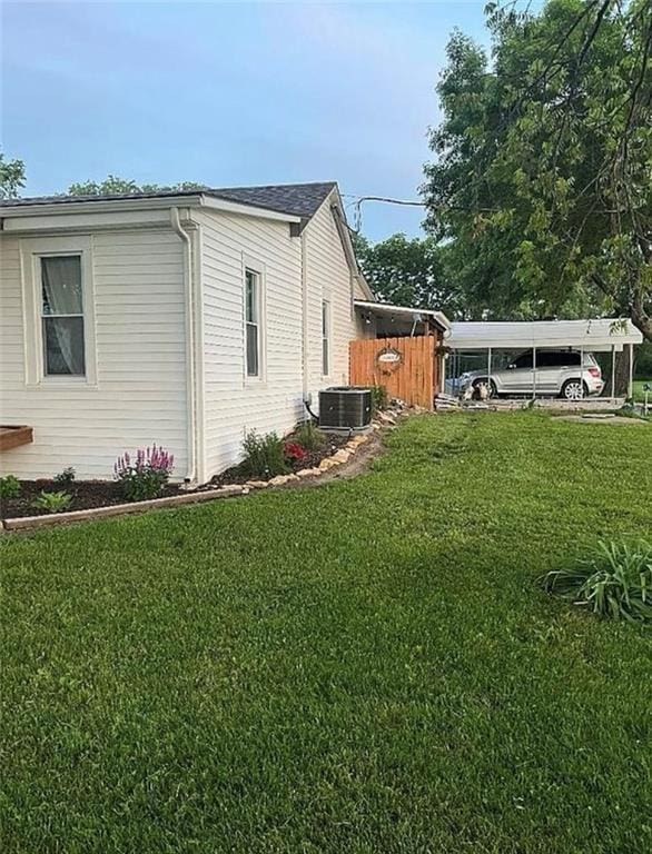 1596 Haskell Rd, Williamsburg, KS 66095 - view of side of home with a yard and roof with shingles